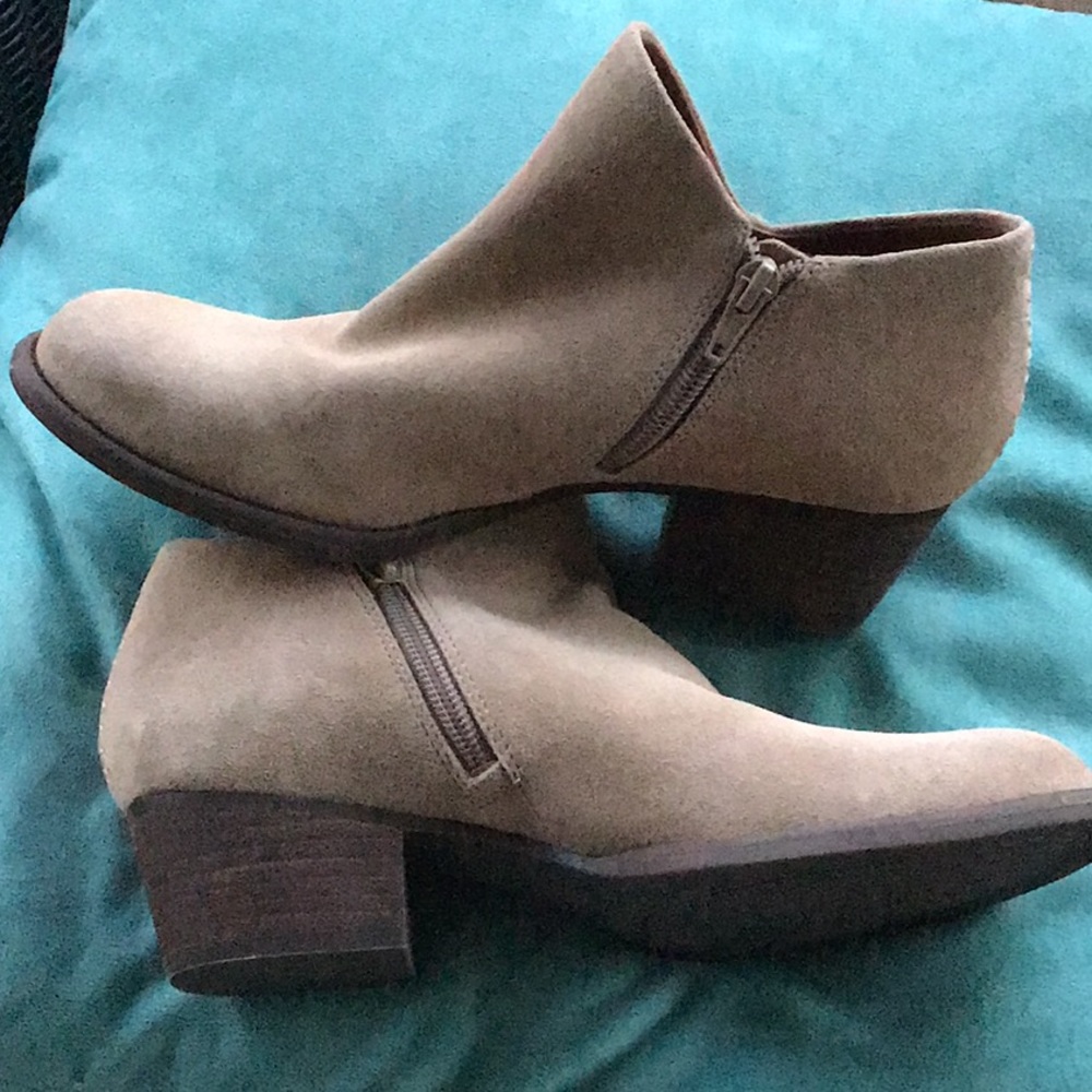 Beautiful Jessica Simpson suede boots